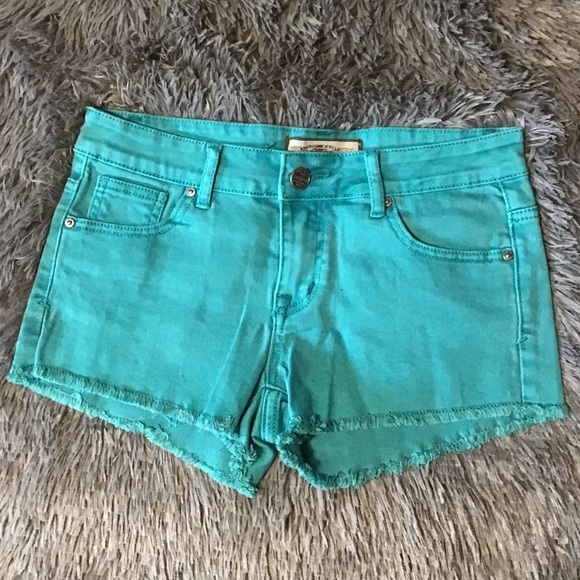 NWOT Iris Jeans Teal Denim Ladies Shorts Crochet Pocket Detail Sz M - Picture 1 of 5